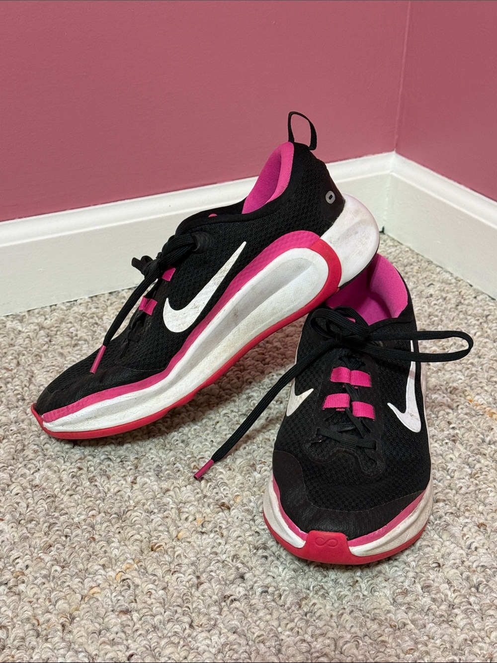 Nike Black & Pink Women's Athletic Running Shoes